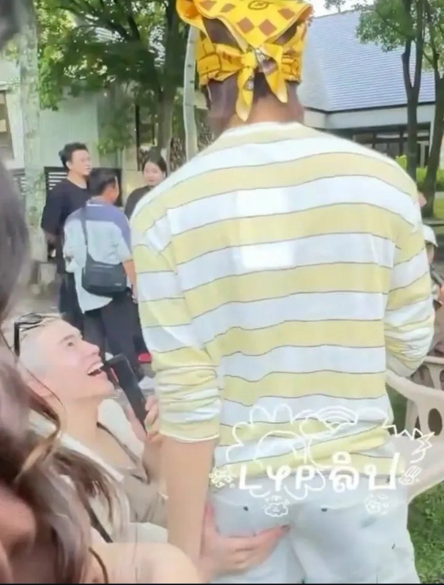 whosshii's tweet photo. Fourth with nani.           Fourth with phuwin

//Fourth and his obsession with ass. https://t.co/c40MoILmzZ