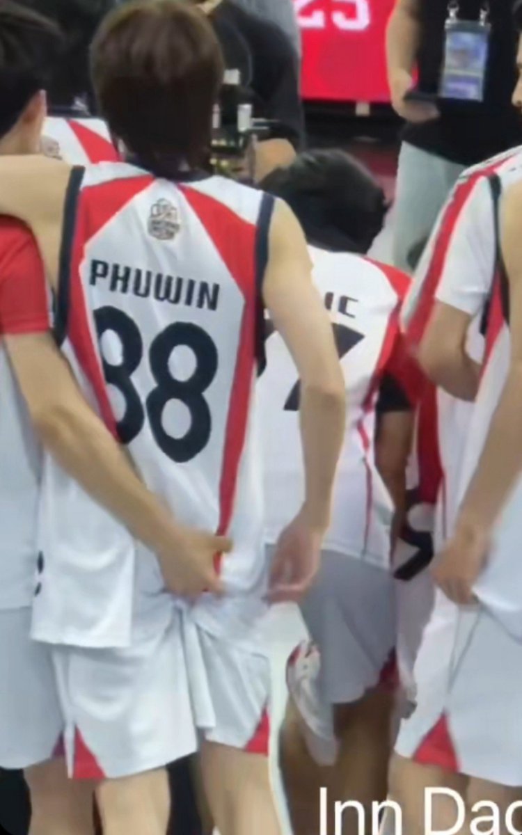 whosshii's tweet photo. Fourth with nani.           Fourth with phuwin

//Fourth and his obsession with ass. https://t.co/c40MoILmzZ