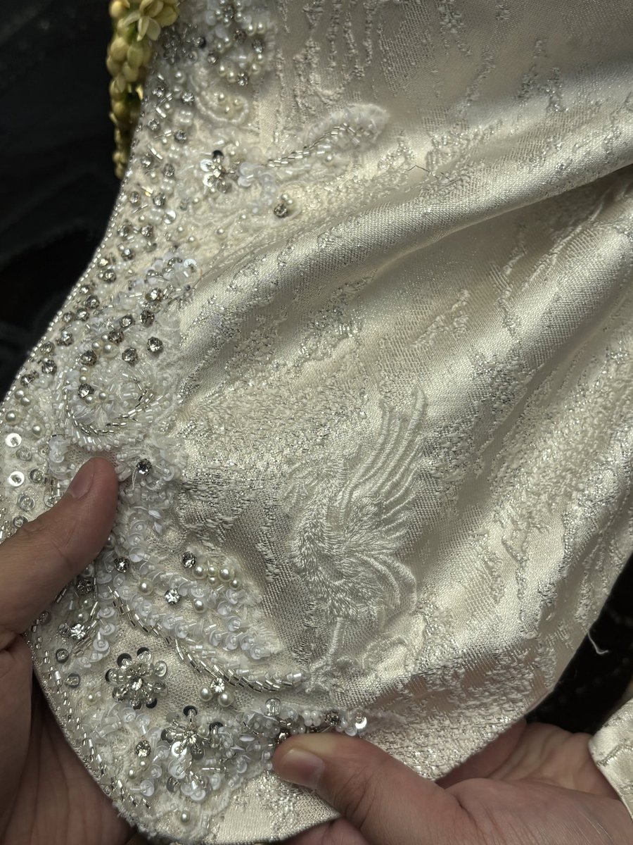 yanffeine's tweet photo. hari ini sodara gw nikah, dan dia pamer embroidery khusus di baju nikahannya.

gw bengong. https://t.co/amdwzdYWod