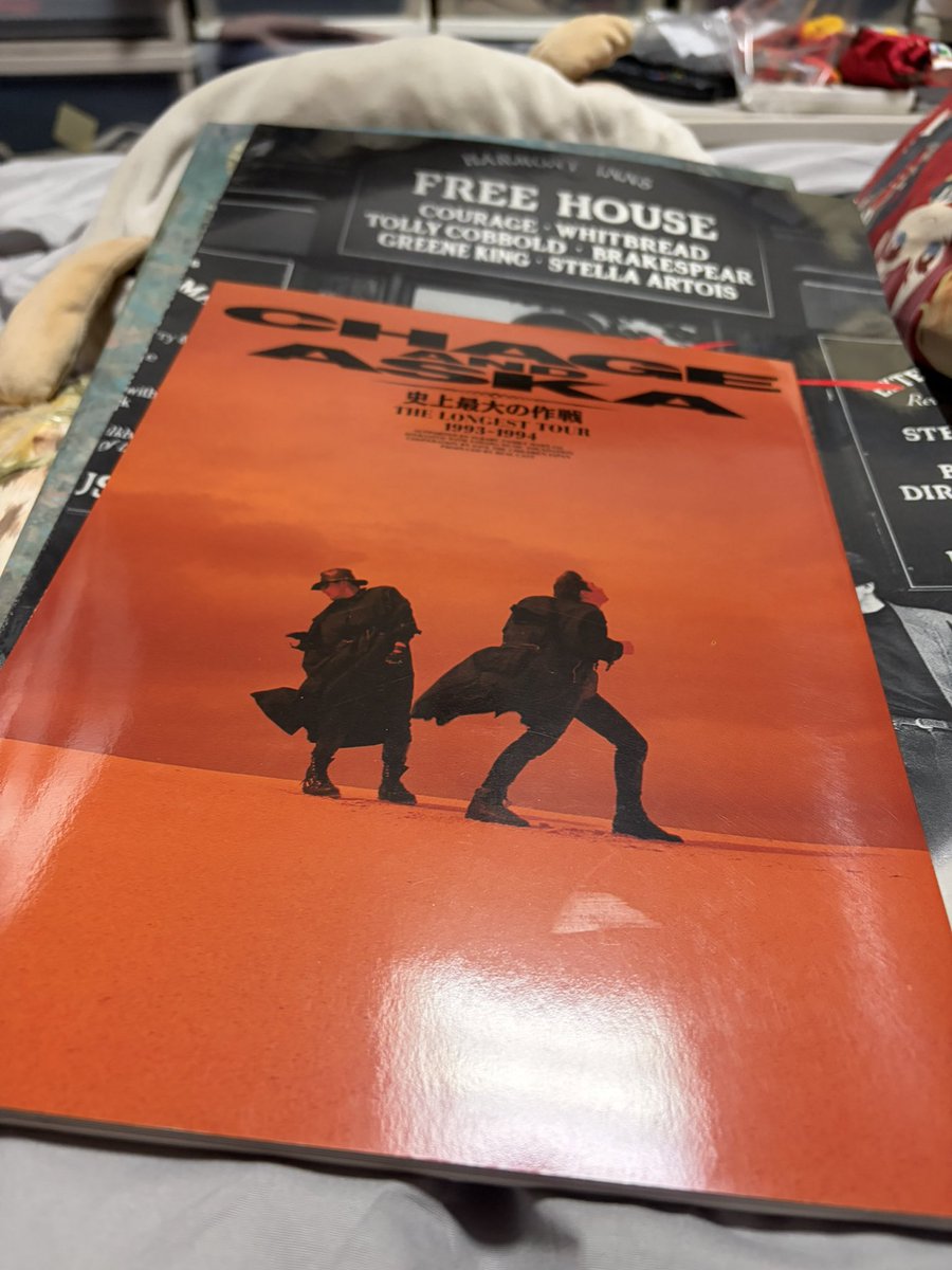 kamiotohide's tweet photo. 捨てたはずはないけど、無いなぁって思っていたチャゲアスのコンサートのパンフレットが片付けしてたら出てきた。
汚れと虫防止だったのか、袋に入れてるのに更に圧縮袋に入れてた。
中高校生の頃で、お金無くて毎回は買えなかったんだよなぁ。 https://t.co/qDS6P0GnWr