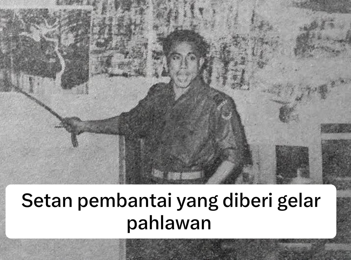 indepenSumatera's tweet photo. A. YANI: SETAN PEMBANTAI YANG DIBERI GELAR PAHLAWAN.

DULU MEMBANTAI RAKYAT MINANG SETELAHNYA BELIAU KENA KARMA DIBANTAI PKI.

TRAGEDI JAM GADANG: 187 NYAWA MELAYANG, LUKA SEJARAH YANG TAK BOLEH DILUPAKAN.

📍 Bukittinggi, Sumatera Barat
🕯️ Konflik PRRI, 1958

Jam Gadang hari ini dikenal sebagai ikon kebanggaan masyarakat Minangkabau. Namun, di balik kemegahannya, tersimpan kisah kelam yang menjadi luka dalam sejarah Sumatera Barat.

Di tengah operasi militer untuk PRRI, ratusan pria digiring tentara ke kawasan sekitar Jam Gadang. Menurut catatan yang dirujuk dari surat kabar Singgalang edisi 20 Januari 2000, sekitar 187 orang tak bersalah tewas ditembak.

Dari jumlah itu, hanya sekitar 17 orang yang disebut teridentifikasi sebagai anggota PRRI. Selebihnya dilaporkan merupakan warga sipil, termasuk petani, pedagang, dan pelajar. 
Bayangkan, orang-orang yang seharusnya bisa menjalani kehidupan biasa justru terseret ke dalam pusaran konflik bersenjata.

Menurut kesaksian yang dihimpun Historia, Sutan Iskandar masih berusia 12 tahun ketika menyaksikan tentara menggiring kelompok-kelompok pria ke sekitar Jam Gadang. Ia juga mendengar rentetan tembakan dari lokasi tersebut. 
Di balik angka 187, ada manusia. Ada keluarga. Ada kehidupan yang direnggut.

Peristiwa ini terjadi dalam konteks konflik PRRI, ketika pemerintah pusat melancarkan operasi militer terhadap gerakan tersebut. Namun, apa pun latar belakang konflik politik dan militernya, nasib warga sipil yang menjadi korban tidak boleh dihapus dari ingatan sejarah.

Mengingat tragedi ini bukan berarti membenarkan pemberontakan, juga bukan berarti menutup mata terhadap korban dari pihak lain.

Ini tentang keberanian melihat sejarah secara utuh termasuk kekerasan yang dialami masyarakat sendiri.

Jangan sampai sejarah hanya mencatat siapa yang menang dan siapa yang kalah, sementara penderitaan rakyat biasa justru diletakkan di pinggir cerita.

NEGARA BOLEH MEMILIKI SEJARAH KEMENANGAN.
TAPI RAKYAT JUGA BERHAK MENGINGAT LUKA YANG DITINGGALKAN.

Tragedi Jam Gadang harus terus dibicarakan, diteliti, dan didokumentasikan dengan serius.

Bukan untuk mewariskan dendam kepada generasi berikutnya, melainkan agar kekerasan terhadap warga sipil tidak pernah dianggap sebagai harga yang wajar dari sebuah konflik.

JANGAN HAPUS KORBAN DARI SEJARAH.
JANGAN BIARKAN LUKA RAKYAT MENJADI CATATAN KAKI.

Karena bangsa yang belajar dari sejarah bukan bangsa yang melupakan masa lalunya, melainkan bangsa yang berani mengakui sisi gelapnya.