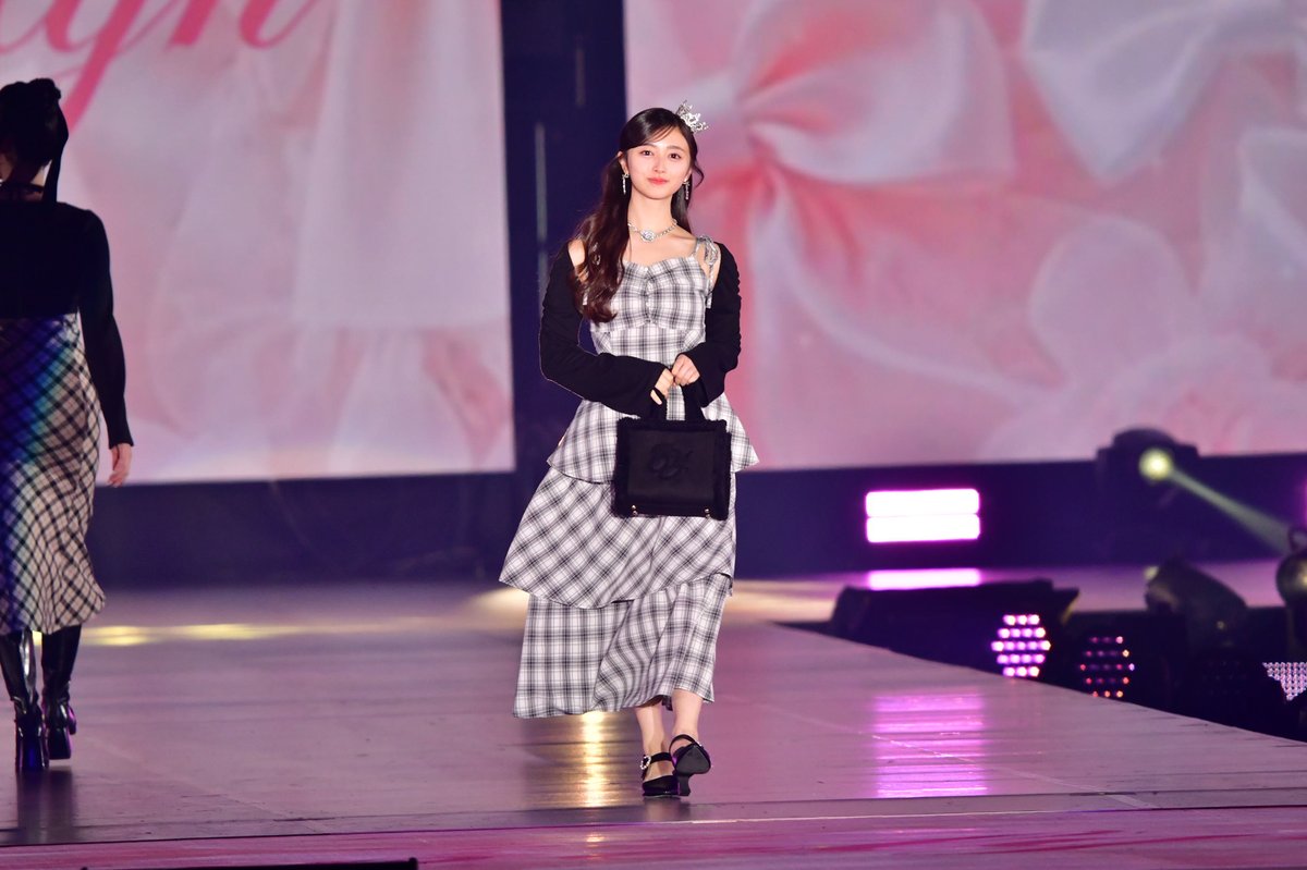 cinemalife_web's tweet photo. ˗ˏˋ Rakuten GirlsAward 2026 A/W ˎˊ˗
✨乃木坂46 井上和、ミニティアラをのせてチェック柄ワンピの上品ガーリースタイル

▼ほかの写真・記事はこちら
https://t.co/IzYq1VS1rB

#井上和 #乃木坂46
#ガルアワ2026AW https://t.co/uquQHseuvI
