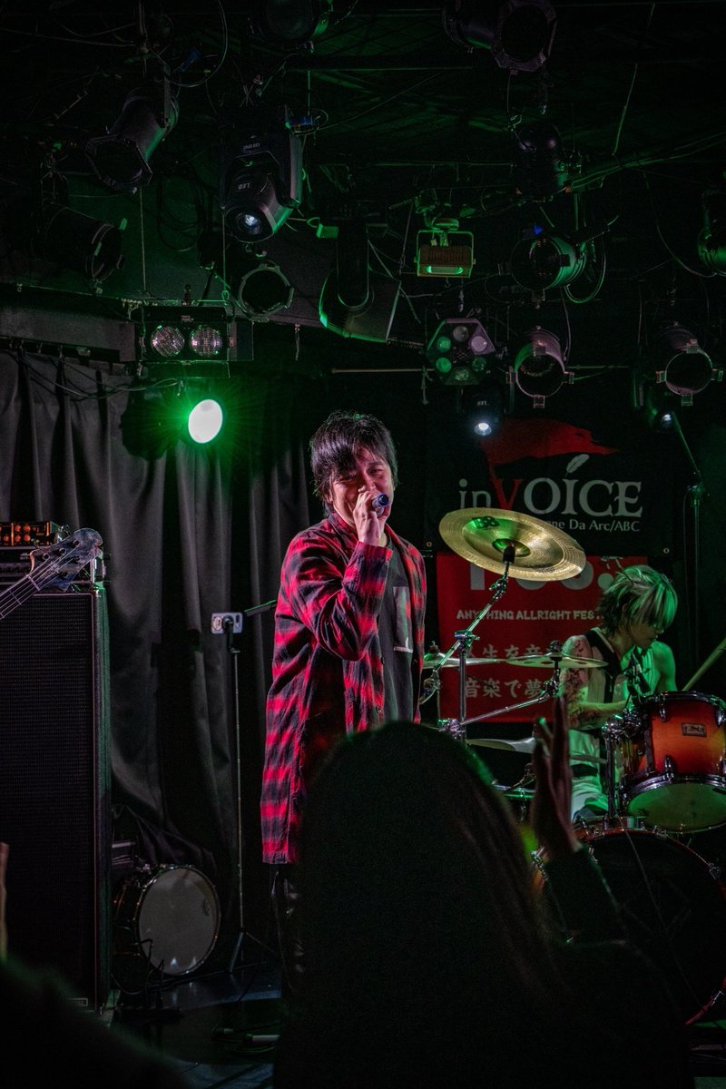 _inVOICE's tweet photo. 2026.9.20 AAR Fes. vol.136
10th Anniversary photos②

①②Last出演のシンジと
2バンド出演、大活躍のDr.アカチャコ🥁
③ 🙋‍♂️🙋‍♂️🙋‍♀️３人揃った瞬間！✨
④にこにこまかろんと
🆕🎸のカッコイイChiwaxxx
のウワモノコンビ✨

SPECIAL THANKS✨
Photo by @y_ma_0912 

#JanneDaArc
#コピバン https://t.co/K0vTOIDeRM