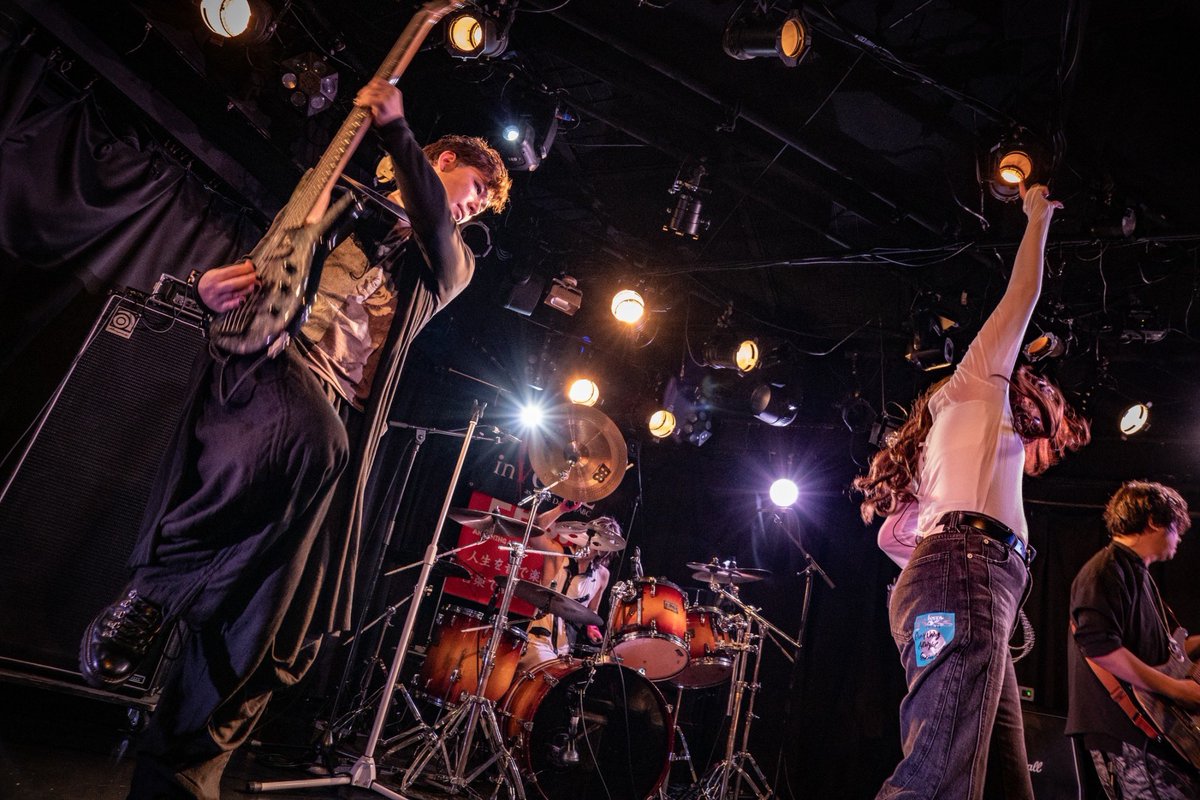 _inVOICE's tweet photo. 2026.9.20 AAR Fes. vol.136
10th Anniversary photos②

①②Last出演のシンジと
2バンド出演、大活躍のDr.アカチャコ🥁
③ 🙋‍♂️🙋‍♂️🙋‍♀️３人揃った瞬間！✨
④にこにこまかろんと
🆕🎸のカッコイイChiwaxxx
のウワモノコンビ✨

SPECIAL THANKS✨
Photo by @y_ma_0912 

#JanneDaArc
#コピバン https://t.co/K0vTOIDeRM