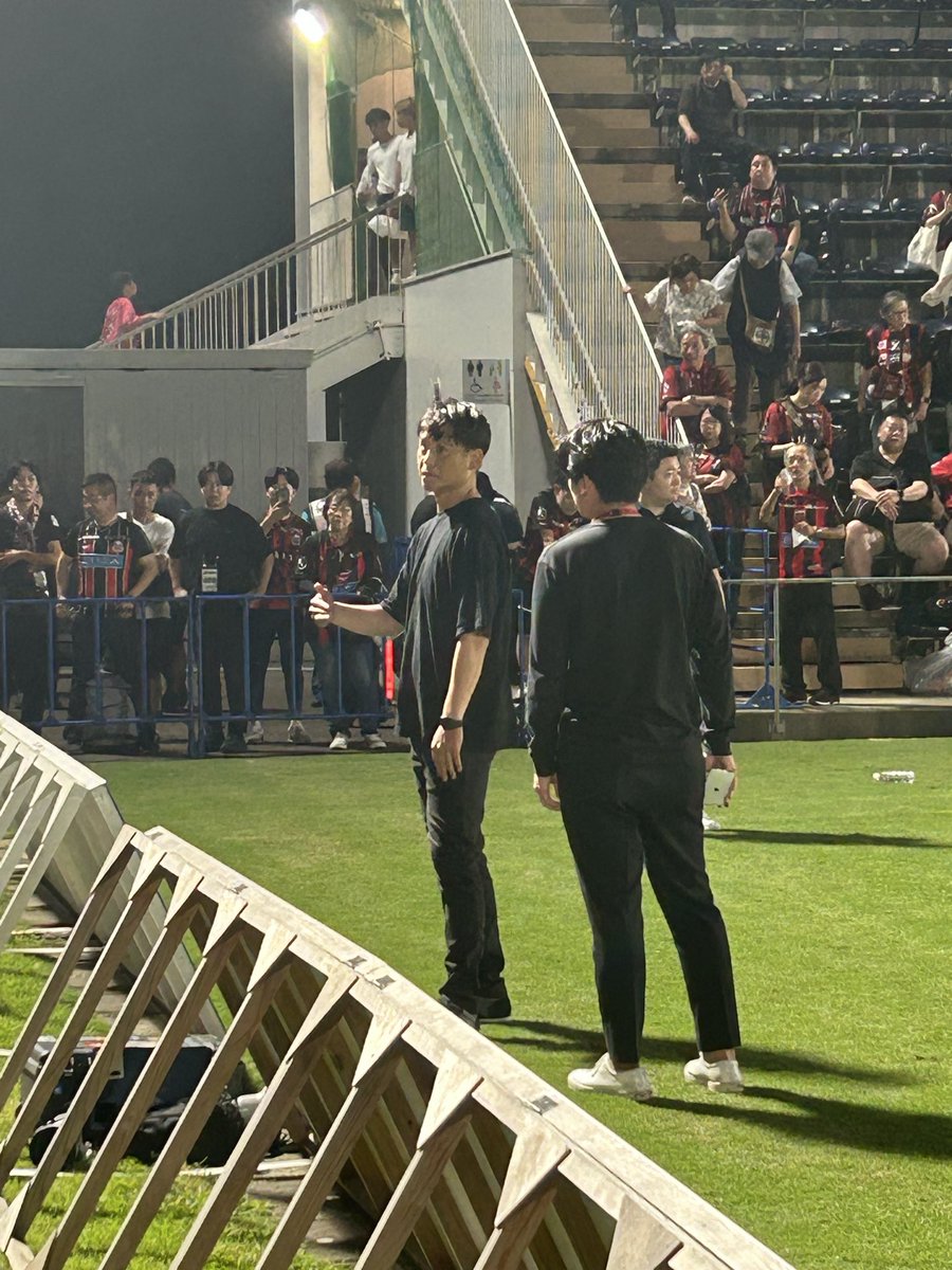 Shooo7V1003v's tweet photo. やばいやばいやばい

雰囲気がやばい

選手が去った後も川井監督がずっと1人で向き合ってる。 https://t.co/m7YSxZutrQ