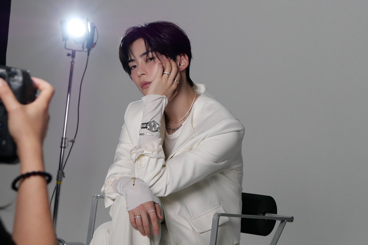 sunghavbin's tweet photo. SUNG HANBIN X ELLE SWAROVSKI BEHIND. https://t.co/CLtnVoFdcx