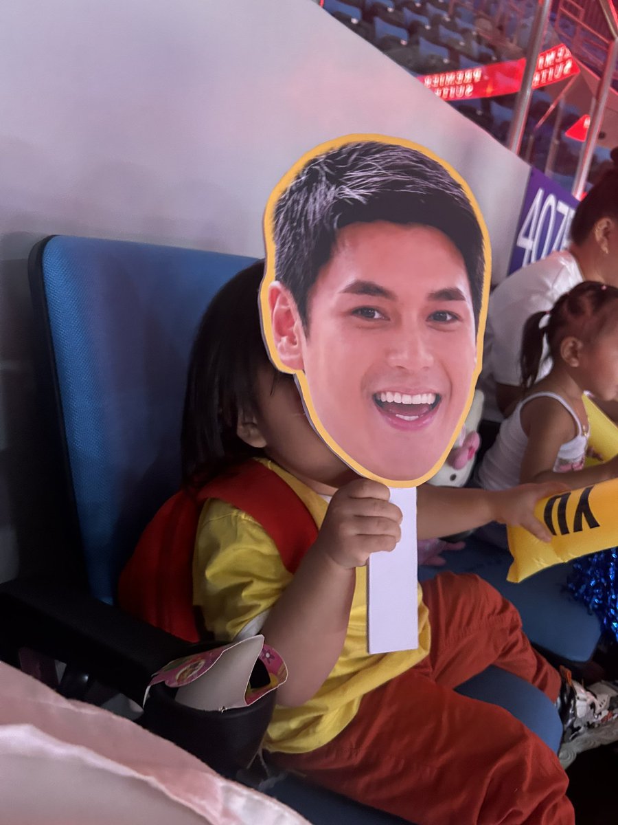 yessay22's tweet photo. My baby is ready to cheer for Dudu 🎉🎉💙💚💛

#BSACebu #DustinYu https://t.co/i0KWqrHPic