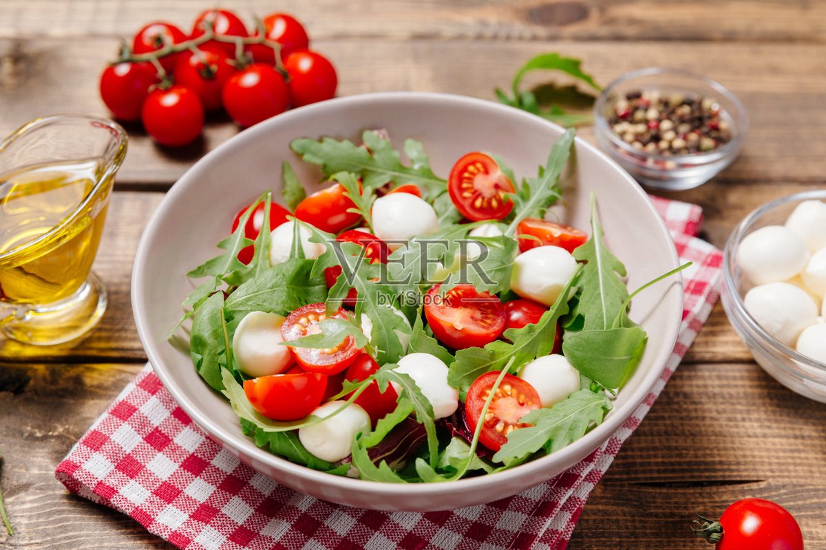 emilgary768709's tweet photo. Just picked up the freshest, crunchy cherry tomatoes and creamy mozzarella for tonight's caprese salad—grocery win! https://t.co/cFpwFVyrqM