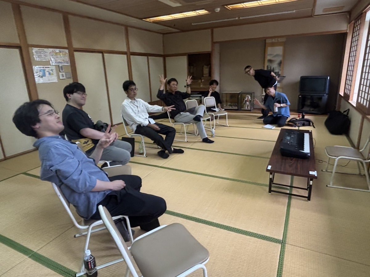 kadora_dora's tweet photo. おつカラス🥵⁉️暑いか寒いか雨なのか晴れなのか明日はどうなんだいッ🫑明日は待ちに待った運動会‼️なんつって😄‼️中部大会デース🤼‍♂️🤼‍♂️仕上がりは132点満点中213点😁💦💦イイカンジの歌声に仕上がってきたｶﾓ😅😅戦い終えた東雲と某ﾝﾂｪ兼団メンバーで握手を交わして明日は共に奏でるハーモニィ🦖💥🌎 https://t.co/AdBgKzicmN