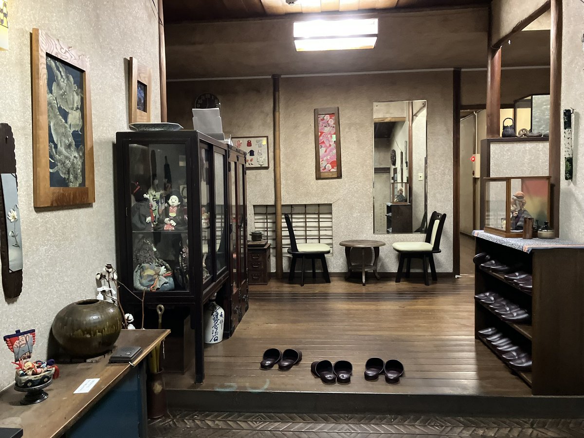 Samboh_'s tweet photo. 伊勢屋旅館（茨城県笠間市）

JR友部駅至近にある駅前旅館。友部駅が開業した明治中頃に先見の明を持った初代が宍戸から移り住んで開業した旅館とのこと。建物は昭和30年代に建替られているが館内に残る調度品の数々が旅館の歴史を物語る。 https://t.co/ytGorjoUYK