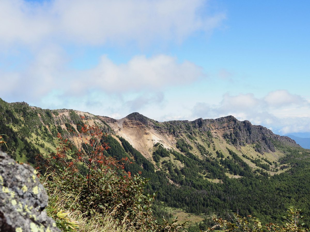 alcinist's tweet photo. ロールプレイングゲームの世界に入ったような、日本じゃないような長野県の山を歩いてきました🏃‍➡️⛰️

車坂山〜トーミの頭〜草すべり〜湯ノ平〜賽の河原〜Jバンド〜鋸岳〜仙人岳〜蛇骨岳〜黒斑山

大満足っ！😊

camera：OM-D E-M5 Mark III
lens：M.ZUIKO DIGITAL ED 12-45mm F4.0 PRO

#OMSYSTEM https://t.co/GKROfI9iFz
