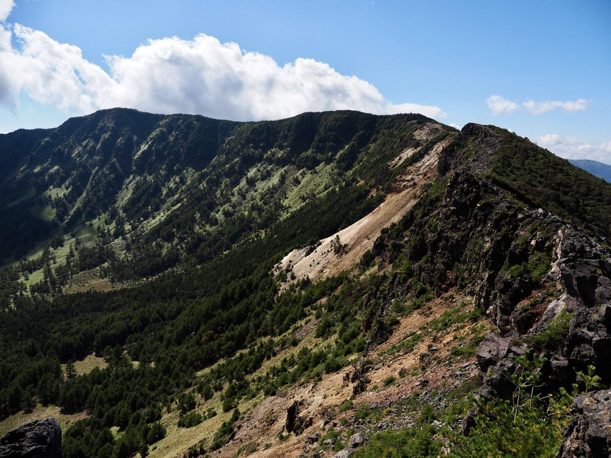 alcinist's tweet photo. ロールプレイングゲームの世界に入ったような、日本じゃないような長野県の山を歩いてきました🏃‍➡️⛰️

車坂山〜トーミの頭〜草すべり〜湯ノ平〜賽の河原〜Jバンド〜鋸岳〜仙人岳〜蛇骨岳〜黒斑山

大満足っ！😊

camera：OM-D E-M5 Mark III
lens：M.ZUIKO DIGITAL ED 12-45mm F4.0 PRO

#OMSYSTEM https://t.co/GKROfI9iFz