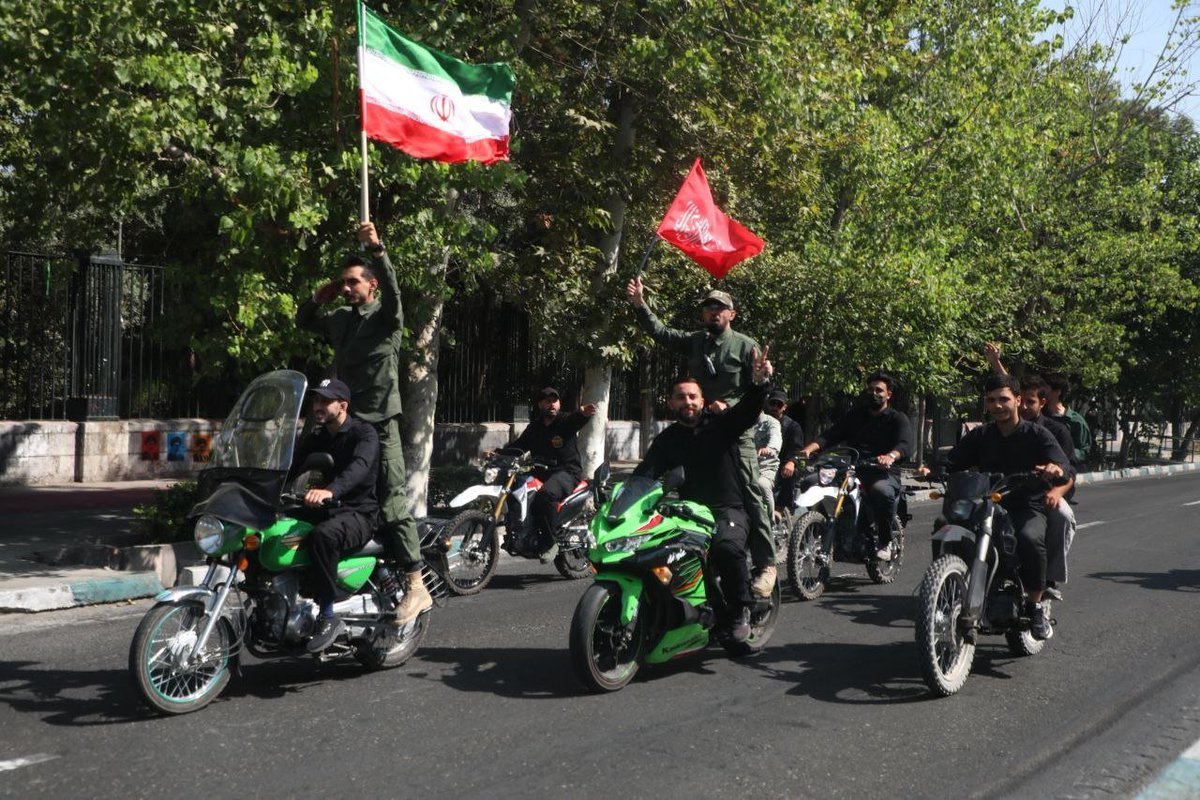 teacher313com's tweet photo. وقتی مردمی با این شور و هیجان گرد هم می‌آیند، یعنی ایستادگی ما، ریشه‌ای عمیق در تاریخ دارد.
#رزمایش_40هزار_موتورسوار_جانفدا https://t.co/rQW6qVkbIB