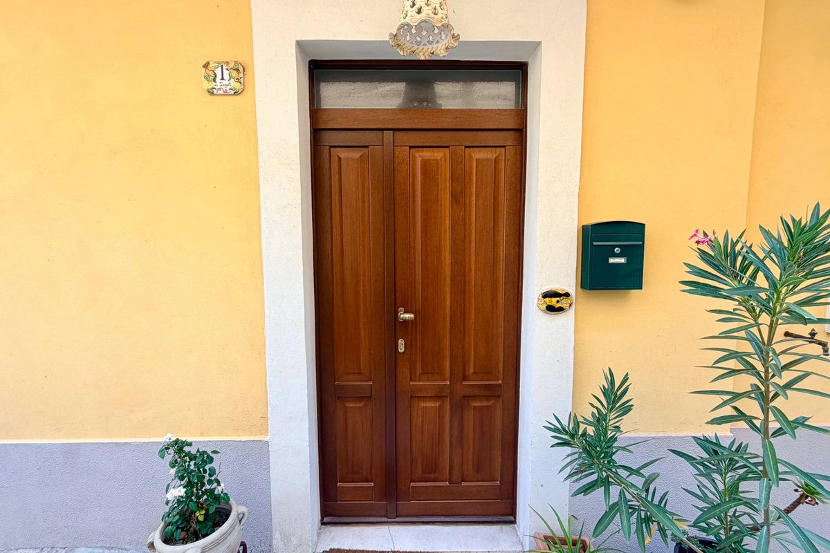 italianhouses's tweet photo. 🏡🌊Bright village home in the amazing Borgo of Castroreale
🌅Panoramic roof terrace with #Aeolian views
🔥Fireplace + 2 bathrooms
🚗Private garage &amp; extra storage
💶€155,000
❓Your sunny Sicilian retreat?

https://t.co/Cpn7moVu2V
#PropertyItaly #Sicily #Messina #Castroreale https://t.co/eRGUKRcNFh