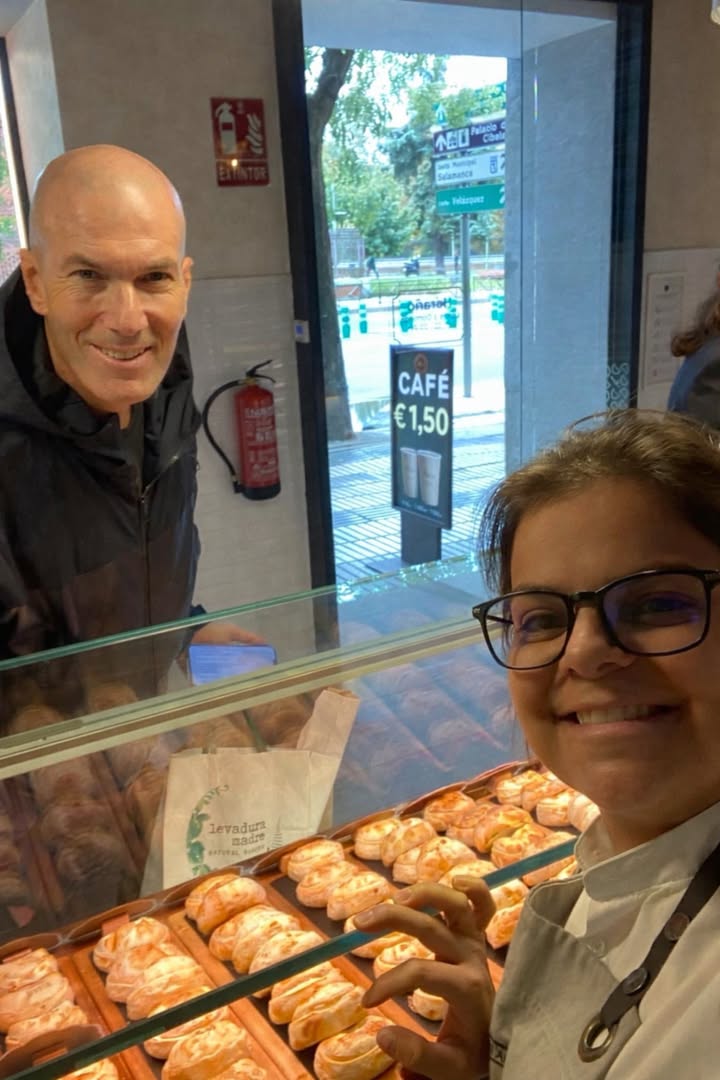 FootballHQ's tweet photo. Imagine working a shift at a random coffee shop in Madrid and Zinedine Zidane just walks in. 🇫🇷

Unreal. 😍 https://t.co/qU2jrunjNd