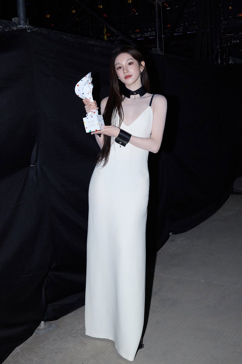 visiblelight3's tweet photo. 20260925
Victoria Song to Yuqi Song : 
I feel like she’s completely different from how I’ve seen her before. Today, she seemed much more feminine and mature. https://t.co/4eYuPXLHXE