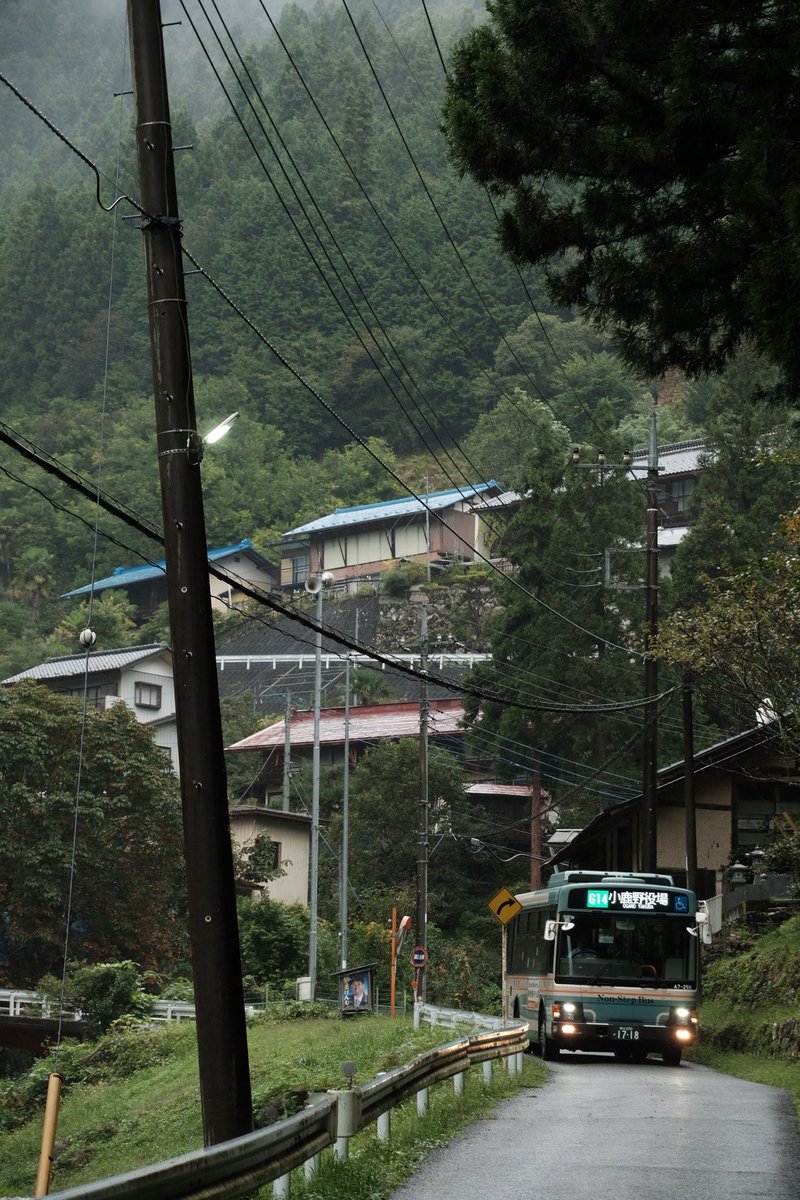 zawawa_saitama's tweet photo. 埼玉最果てのバス路線、廃止へ

小鹿野町役場から長沢バス停を結ぶ西武観光バスの「長沢線(倉尾線)」が9月30日をもって廃止します。
平日は4往復、土日祝は5往復の路線でしたが利用者減により廃止となりました。

すれ違いが出来ない狭い道をバスが走る姿は圧巻でした。 https://t.co/ZKp8naFmOT