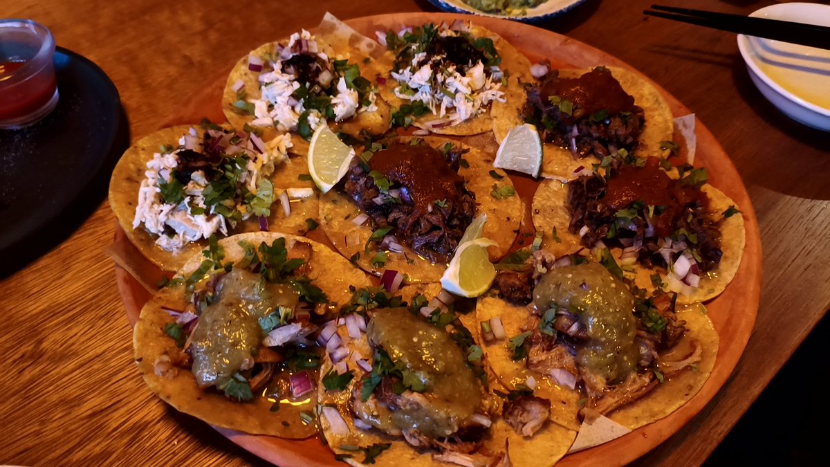 regun_zt's tweet photo. 兄の誕生日でタコス食べてきた
豚のタコスが一番美味しかった🌮 https://t.co/0MVUGkOgVa
