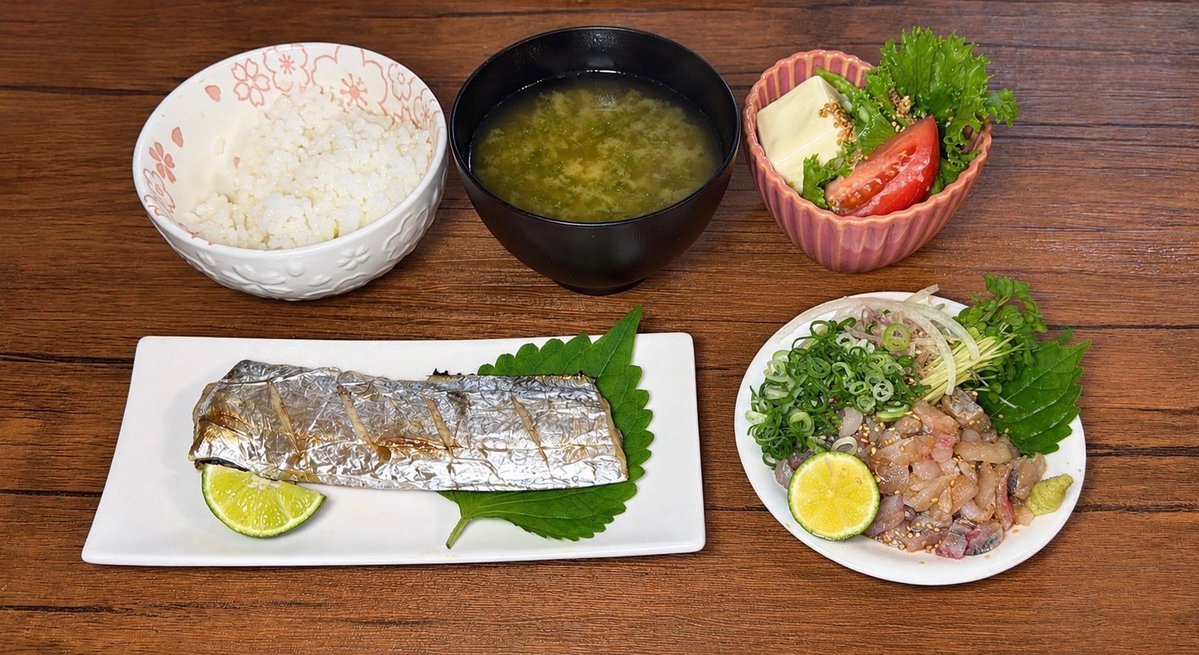colubram_'s tweet photo. 父に「太刀魚釣り行こ？」って言われて行けなかった日、父は12匹も釣ってきました🌀

🐟新メニュー「なめろうの途中」
🐟「塩焼き」

三枚おろしに失敗して、なめろうにしようと思ったけど、たたく途中で力尽きました https://t.co/vrw4ThKmi9