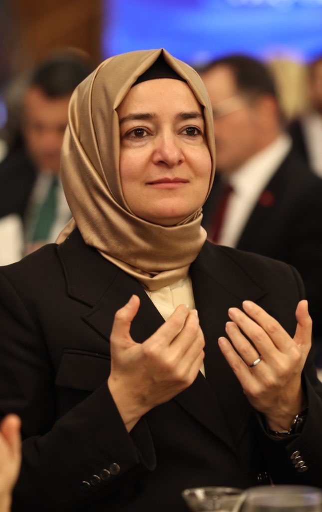 HaberReport's tweet photo. YENİ Parti Sözcüsü Zeynel Emre, fon skandalına ilişkin eski bakan Fatma Betül Sayan Kaya hakkında:

"63 milyon 359 bin lira yatırmış. 4 ay içinde 1 milyar 344 milyon lira çekmiş.

Eşi de 99 milyon 687 bin lira yatırmış, 826 milyon lira çekmiş.

İşlem 8 Nisan'da başlamış. 16 Eylül olmadan, eylül ayı içinde birileri kulağına fısıldamış gibi peş peşe bunları çekmişler."