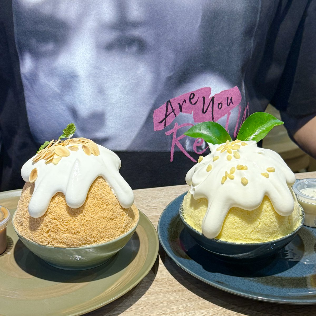 softcream_world's tweet photo. 会場向かう途中でライブ中止になったので参戦服のまま��イコンサイアム来た！

ここ室内なのに水上マーケットでお土産買えるし、屋台ローカルフードも食べられるし、タイ料理もあるし、短い滞在で大雨でも効率よく室内でタイを満喫できる♪

after youでタイティーとマンゴーかき氷🍧✨

#山田涼介 https://t.co/OJxKYghXGq