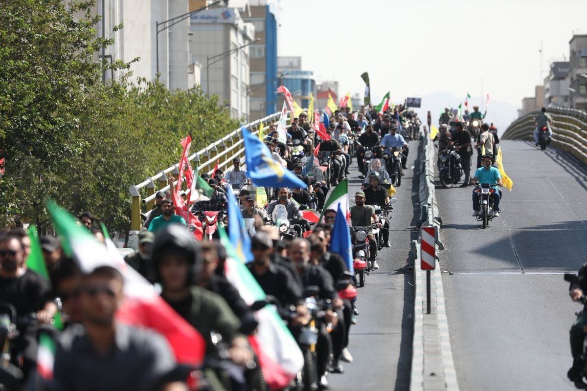 teacher313com's tweet photo. این جمعیت، نه تنها یک رژه، بلکه نمایشی از غیرتِ جاری در رگ‌های ملتی است که عاشق آزادی و وطن خود است.
#رزمایش_40هزار_موتورسوار_جانفدا https://t.co/Ba9gKFSEFj