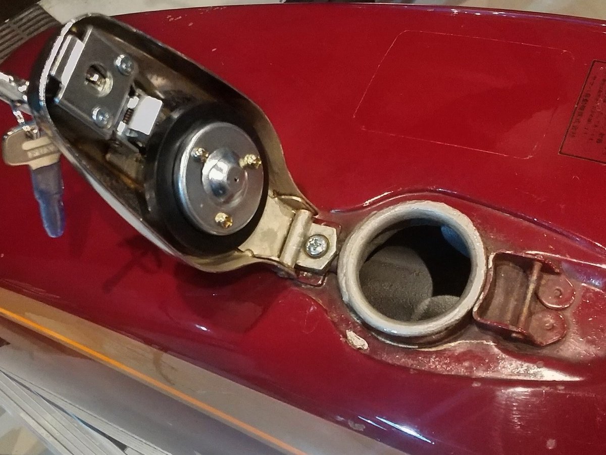 SingleRider_69's tweet photo. GOODSさんのHP見てたら「ナロータンク用ガスキャップ」のアウトレット品 (¥ 5,984)が出てたので購入してみた。
手持ちの予備タンクに付いてる純正キャップがボディしかない状態だったので、キーシリンダー等をバラして移植したところ、特に問題なく取り付けできた。😁
#SR400 #SR500 https://t.co/il7lpM9Gg2