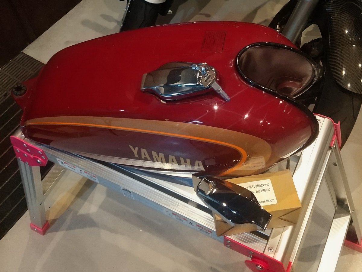 SingleRider_69's tweet photo. GOODSさんのHP見てたら「ナロータンク用ガスキャップ」のアウトレット品 (¥ 5,984)が出てたので購入してみた。
手持ちの予備タンクに付いてる純正キャップがボディしかない状態だったので、キーシリンダー等をバラして移植したところ、特に問題なく取り付けできた。😁
#SR400 #SR500 https://t.co/il7lpM9Gg2