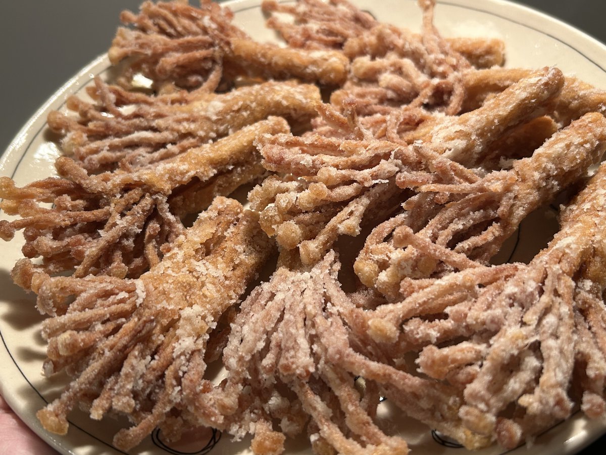 SW_Chief's tweet photo. えのきの唐揚げ
簡単低コストなんだけど高1息子にすごく褒められるので何度も作る
しょうゆ酒にんにく生姜で下味つけて片栗粉まんべんなくまぶしてフライパンで揚げ焼きすれば出来上がり
ビールのつまみとしても最高🍺 https://t.co/a5hGmKVLH5