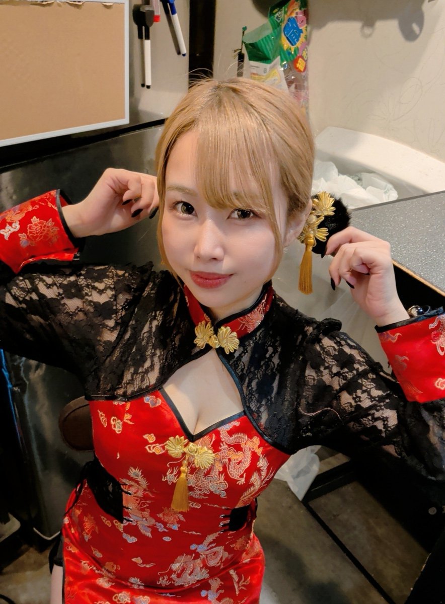 tafncho7's tweet photo. 池袋 麻歌ろん🎤

樹里ちゃんに会いに開店凸

知ってる方達ばかりでみんなで楽しくお話出来ました🎶

チャイナ姿も素敵でした✨

変顔はいらないからねって言っても撮るのが樹里ちゃんっぽい🥹

また顔出すね🎶 https://t.co/znKEFOnqKS