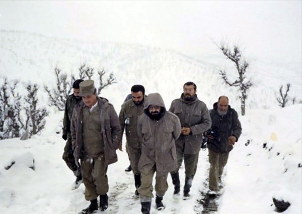 MehdizadeKambiz's tweet photo. جلوی خانه کسی که به بنیان‌گذار جمهوری اسلامی لقب امام داد،قائم‌مقام جنگ بود،دو نشان فتح و نصر گرفت،۱۶ سال دبیر شورای عالی امنیت ملی بود و دو بار با رأی مردم و تنفیذ رهبری رئیس‌جمهور شد،عربده می‌کشند.گویا نااهلان قلیل جبهه پایداری،پشت نقاب انقلابی نما،خود را صاحب انقلاب جا زده‌اند https://t.co/NtL2P3gWpA