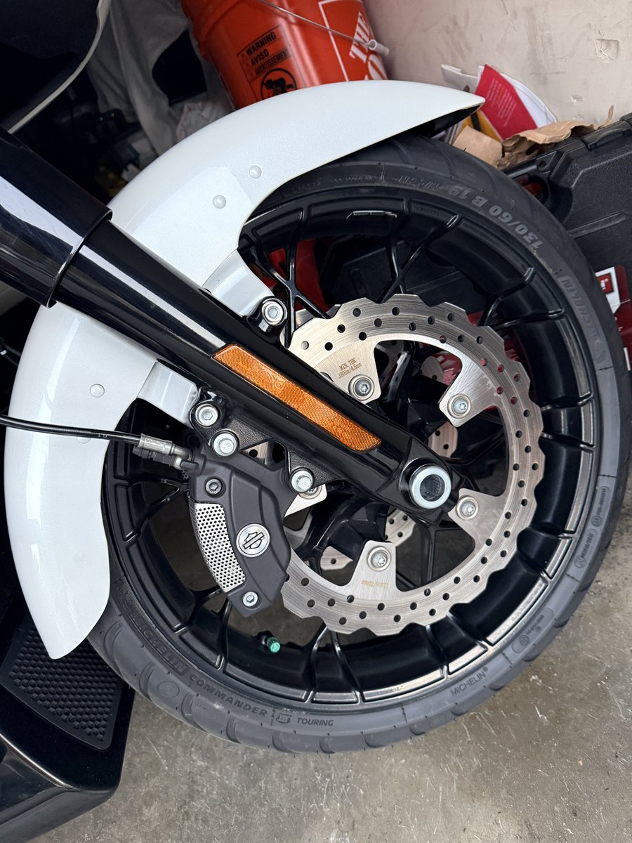Synestro213's tweet photo. I ain’t never bought a Shinko Tire, it’s crossed my mind. Might as well call them LingLongs lol I like my Michelin Commander 3 on my bike purely for the longevity I got 17k on my rear tire I can squeeze another 3k I’m sure. Factory Harley Tire I’m getting like 8k🤣😂 #HarleyDavidson