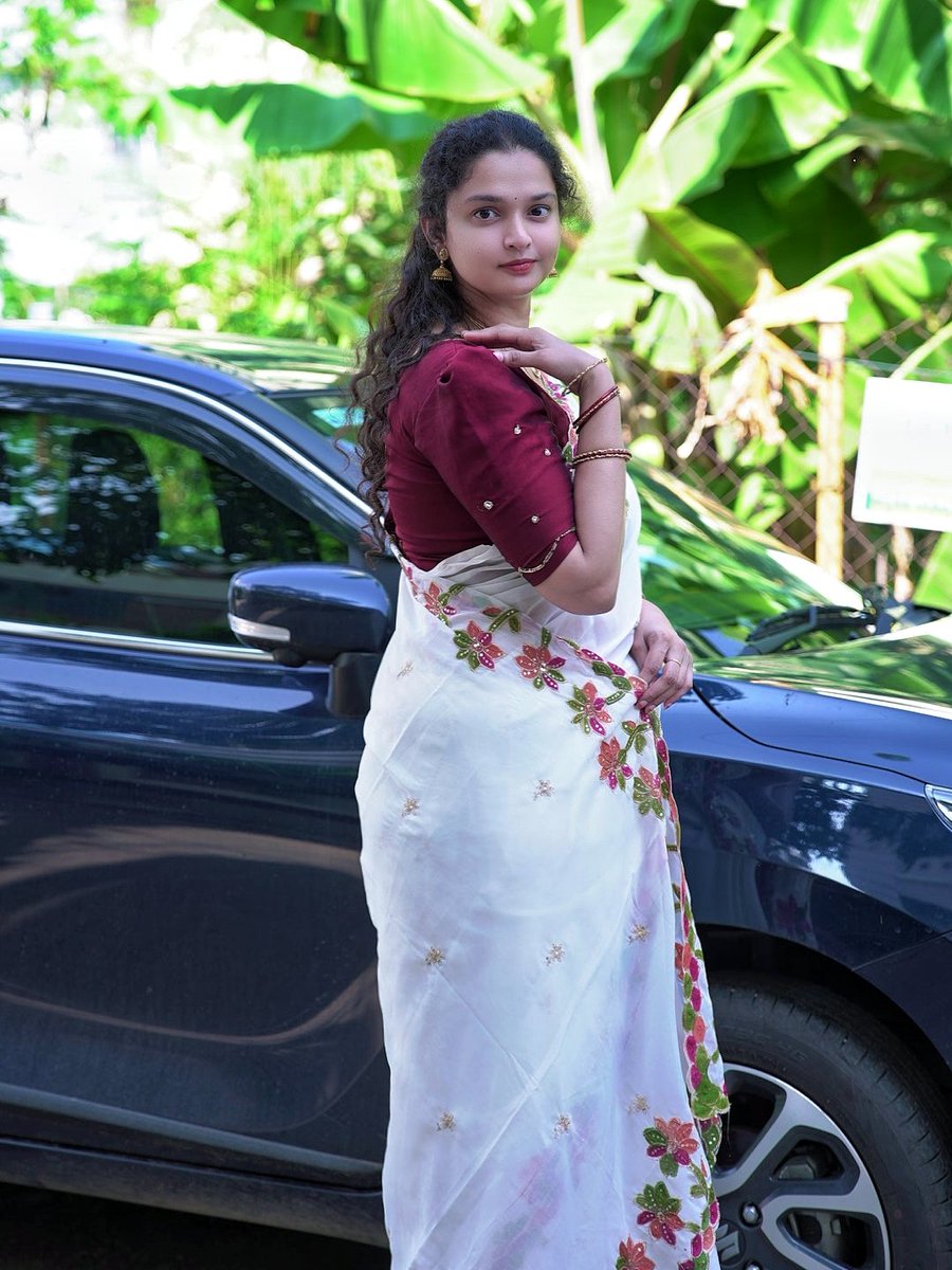 SumiiTalks's tweet photo. Saree link 👇 
https://t.co/0Ja4sesYMD 
#white #outfits #sareelovers #embroidery #fyp https://t.co/SlXb1jfCyH