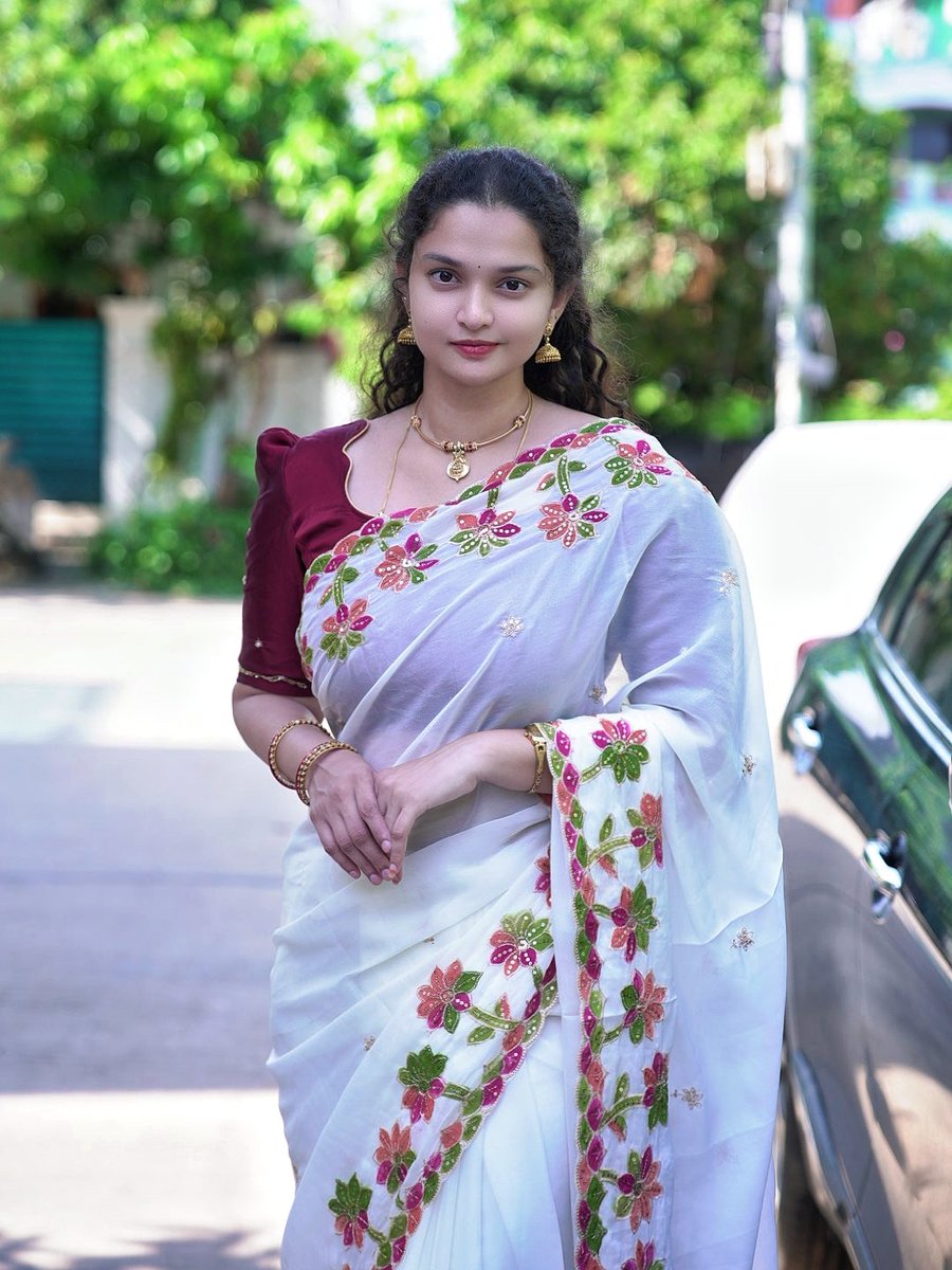 SumiiTalks's tweet photo. Saree link 👇 
https://t.co/0Ja4sesYMD 
#white #outfits #sareelovers #embroidery #fyp https://t.co/SlXb1jfCyH