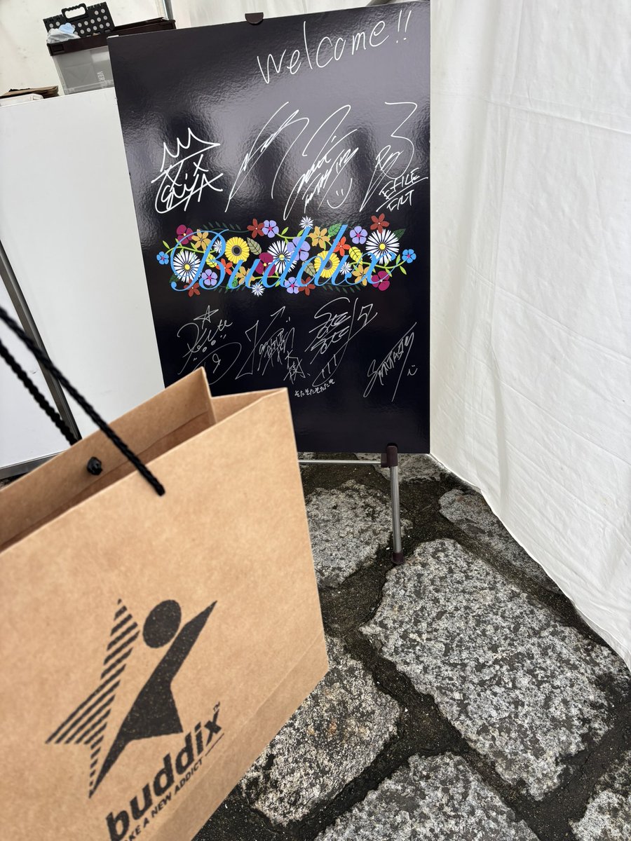 a0802gene's tweet photo. 29日の争奪戦には参加できないので💦
1時間並んで、会計並んでたらバンダナ？売り切れた！
 #buddix 
@buddixofficial https://t.co/cZJttCqxPN