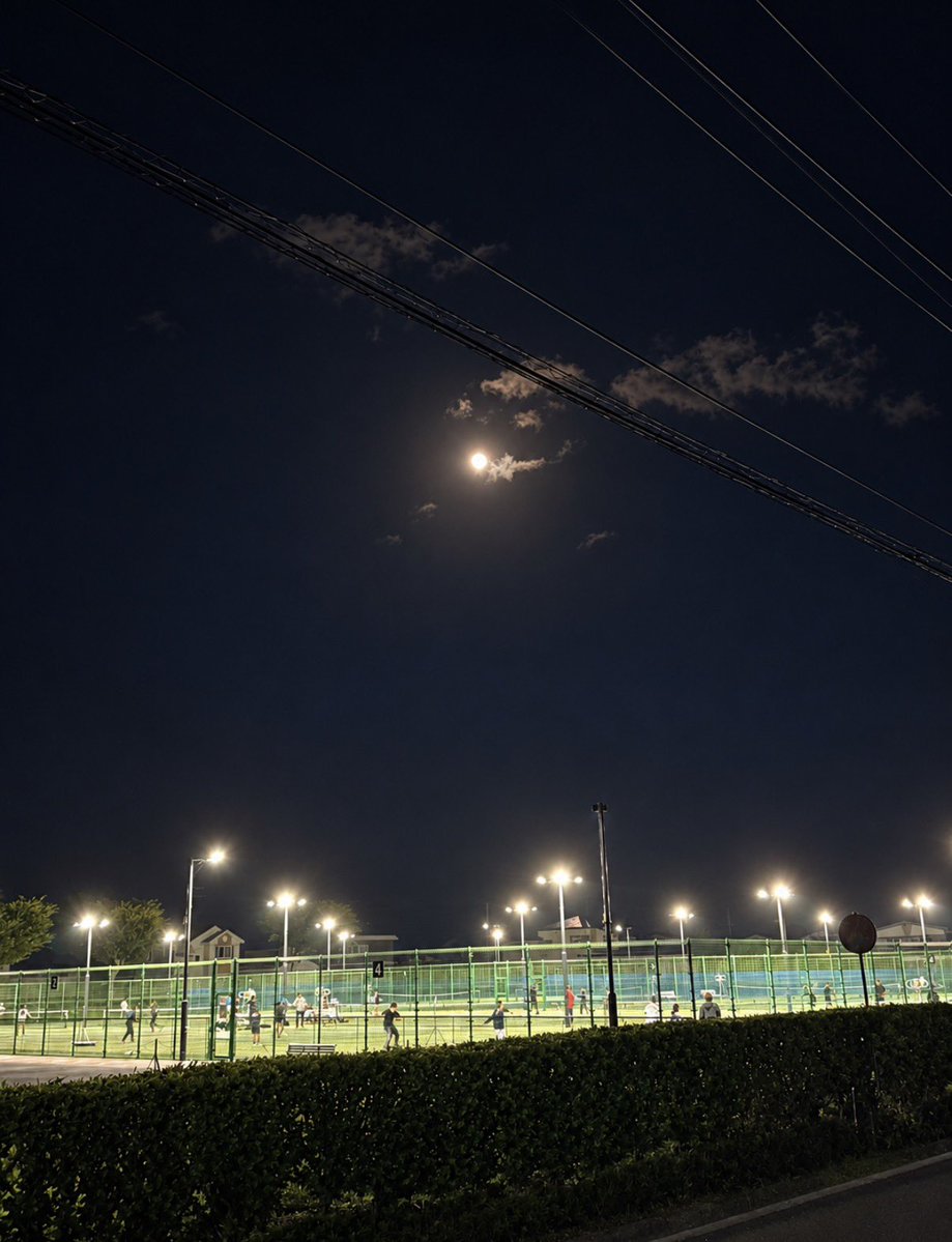nanamisuburbia's tweet photo. 十和田市のななみちゃんです。南公民館のテニスコートを眺めていたら、お月様が綺麗でした。昨日は深夜まで弘前市のしゃぶ葉にいたので、今日は大人しく十和田にいます。ご自宅はパワーズUの近くです。 https://t.co/HFICAuj7ie
