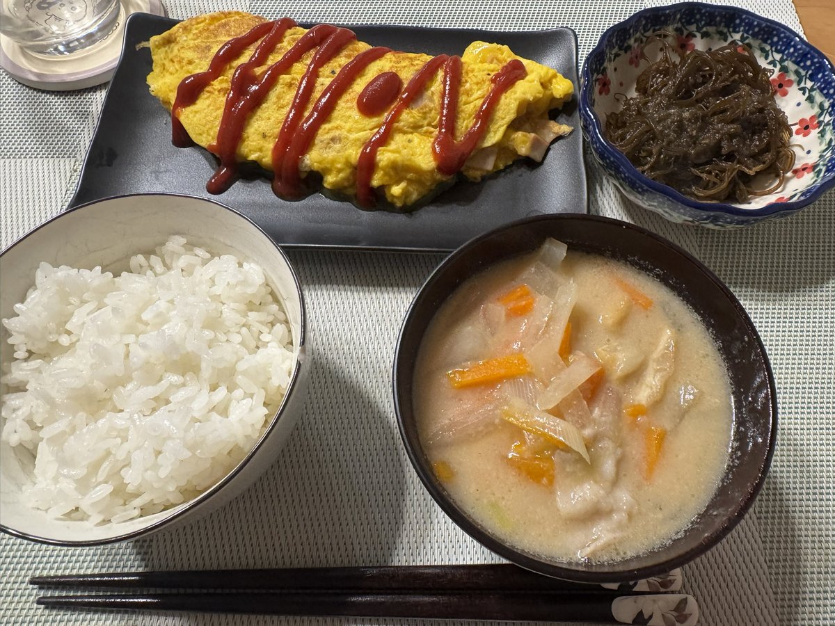 koi_nu39's tweet photo. 粕汁とオムレツ🥚 https://t.co/d98ToliACu