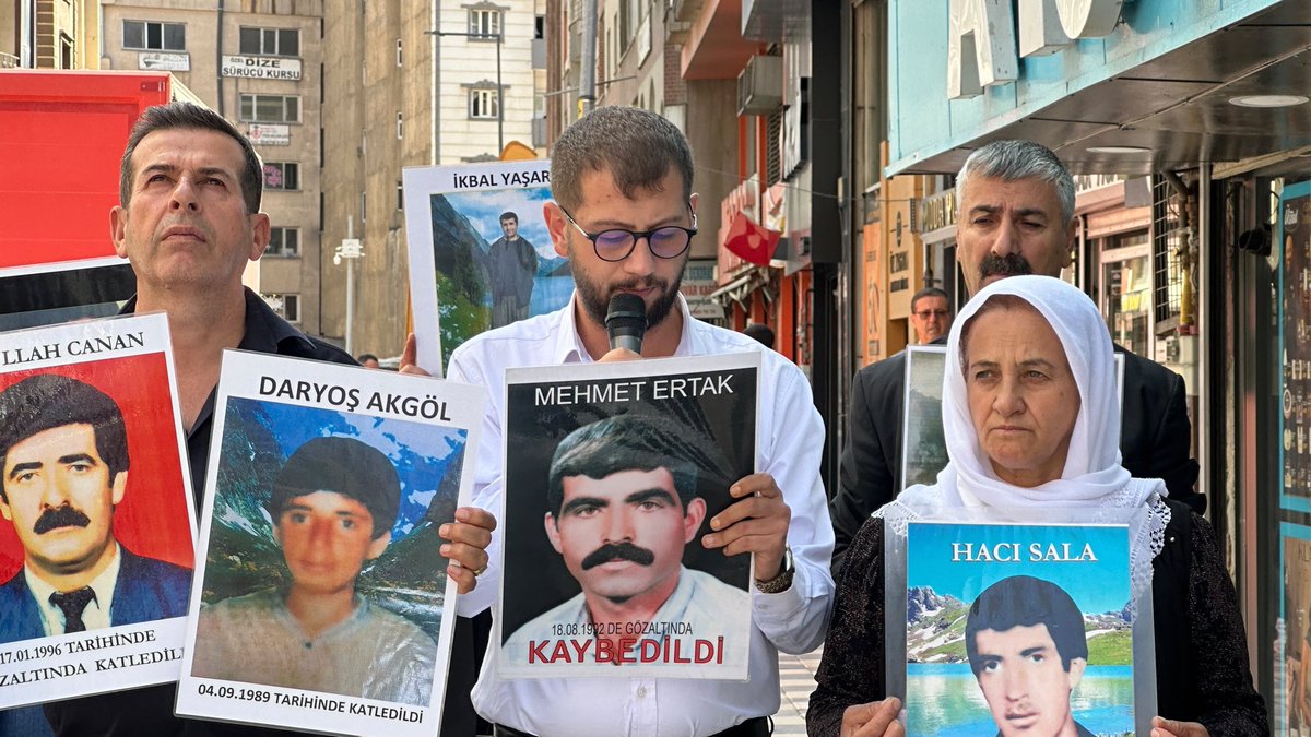 ihdhakkari's tweet photo. 246.haftamızda gözaltında kaybedilen Mehmet Ürün,Salih Ürün,Ömer Ürün, Sıddık Yakut,Mehmet Yakut,Ömer Kaçan ve Abdullah Kert için bir aradayız.1990’da Yüksekova’da katledilen 7 kişinin failleri hâlâ cezasız.Kayıplarımızın akıbeti açıklansın,failler yargılansın!
@ihdgenelmerkez https://t.co/Pt2jYsX2kK