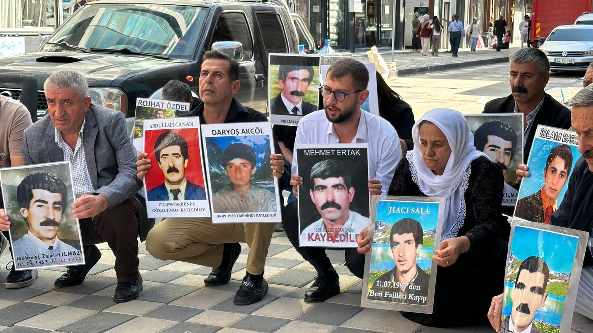 ihdhakkari's tweet photo. 246.haftamızda gözaltında kaybedilen Mehmet Ürün,Salih Ürün,Ömer Ürün, Sıddık Yakut,Mehmet Yakut,Ömer Kaçan ve Abdullah Kert için bir aradayız.1990’da Yüksekova’da katledilen 7 kişinin failleri hâlâ cezasız.Kayıplarımızın akıbeti açıklansın,failler yargılansın!
@ihdgenelmerkez https://t.co/Pt2jYsX2kK