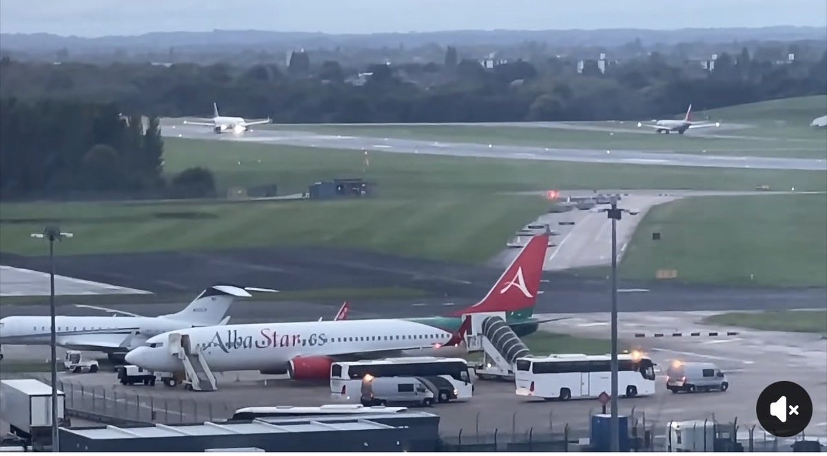 YouCantBeSeri20's tweet photo. What is a Spanish plane that doesn’t fly to the UK doing at a UK airport with coaches waiting alongside? 🤔 https://t.co/kloGiiry52