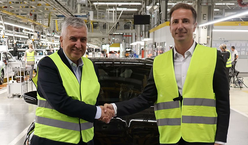 OtoAktuel's tweet photo. 🔽Tofaş ve Opel’den Rüsselsheim’da dikkat çeken buluşma! 🇹🇷🇩🇪
 👉https://t.co/Nfgf31UyYo 
📍Tofaş ve Opel’den Türkiye İçin Stratejik İş Birliği Mesajı

📍Tofaş CEO’su Cengiz Eroldu, Opel CEO’su Florian Huettl ve üst yönetimle bir araya geldi.

📍Gündemde Türkiye’nin Opel için stratejik rolü, yeni ürünler ve Tofaş’ın üretim gücü vardı.

📍Zafira, Vivaro ve Vivaro Kamyonet üretiminin ardından Combo için de yeni dönem başlıyor.

📍Türkiye, Opel’in en büyük 3. pazarı.

#Tofaş #Opel #Otomotiv #TürkiyeOtomotiv #Üretim #HafifTicariAraç #OtoAktüel @OpelTurkiye