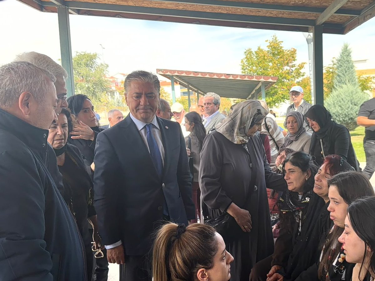 muratemir_dr's tweet photo. Bugün çok ağır bir görevi yerine getirdik. Emekli polis memuru Ali Şekeroğlu’nu toprağa verdik. Dün AYM’nin önünde sadece sırtındaki al bayrakla geçinemeyen emeklilerimizin sesini duyurmaya çalışıyordu, bugün o bayrağa sarılı tabutunu omuzladık.

Emekli polis memuru Ali Şekeroğlu’nu bugün son yolculuğuna uğurladık.
Geride gözü yaşlı iki evlat ve bu düzenin sahiplerinin boynunda asla silinmeyecek bir vebal kaldı.

Ruhu şad, mekanı cennet olsun.