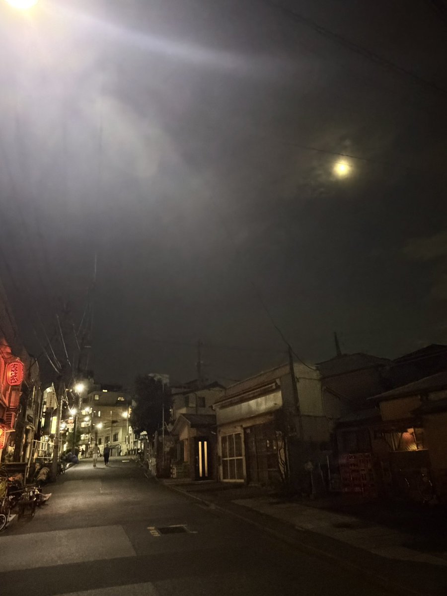 88iyasaka's tweet photo. 谷中 夕焼け見えないだんだん 中秋の名月とやら https://t.co/pJSuYCDjqK