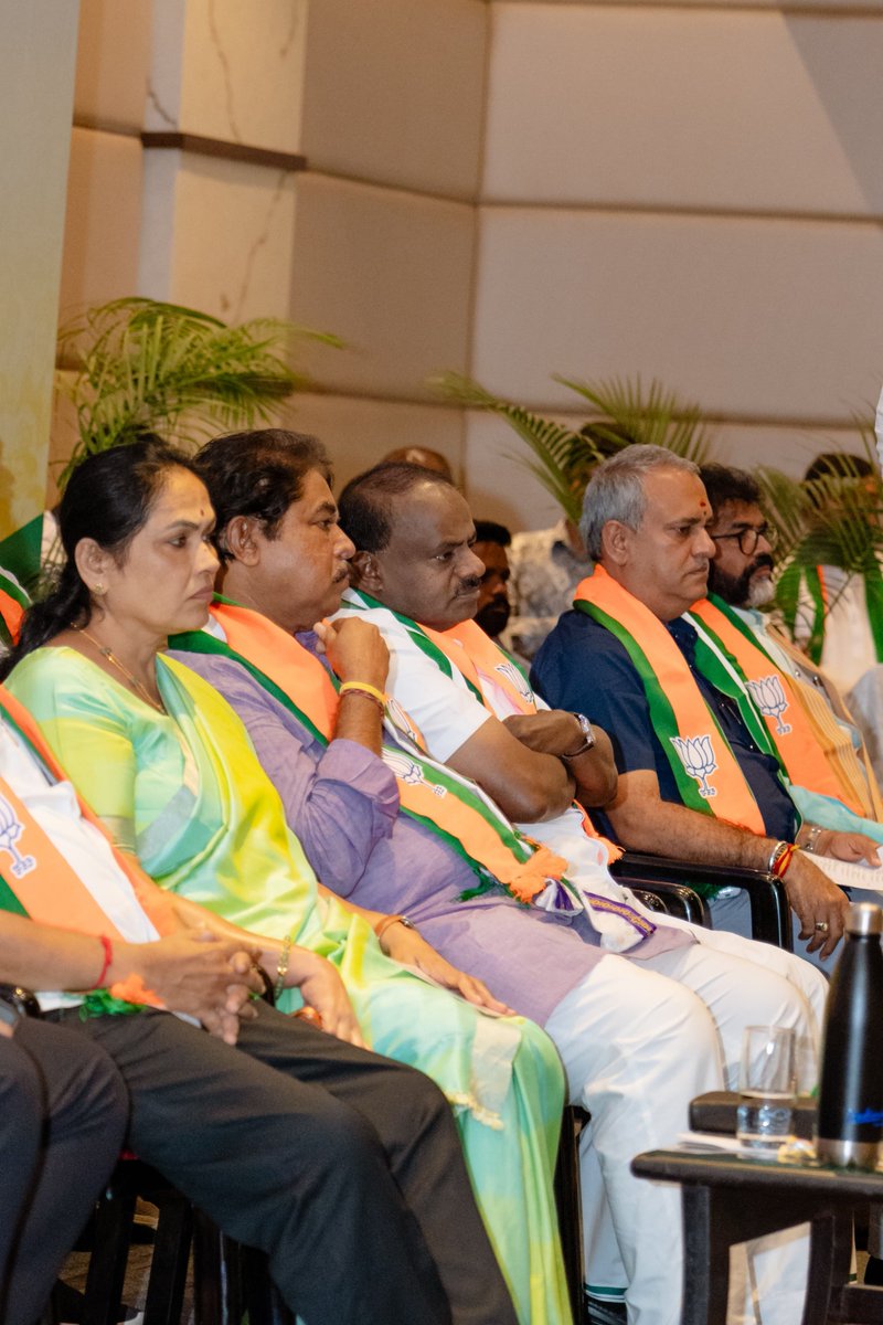 hd_kumaraswamy's tweet photo. 📍ಬೆಂಗಳೂರು 

ಕರ್ನಾಟಕ #NDA ಮೈತ್ರಿಕೂಟದ ಸಭೆಯ ಮತ್ತಷ್ಟು ಚಿತ್ರಗಳು. 

@JanataDal_S @BJP4Karnataka https://t.co/2dvTsUHYSI