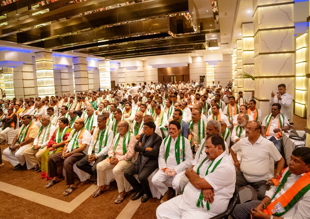 hd_kumaraswamy's tweet photo. 📍ಬೆಂಗಳೂರು 

ಕರ್ನಾಟಕ #NDA ಮೈತ್ರಿಕೂಟದ ಸಭೆಯ ಮತ್ತಷ್ಟು ಚಿತ್ರಗಳು. 

@JanataDal_S @BJP4Karnataka https://t.co/2dvTsUHYSI