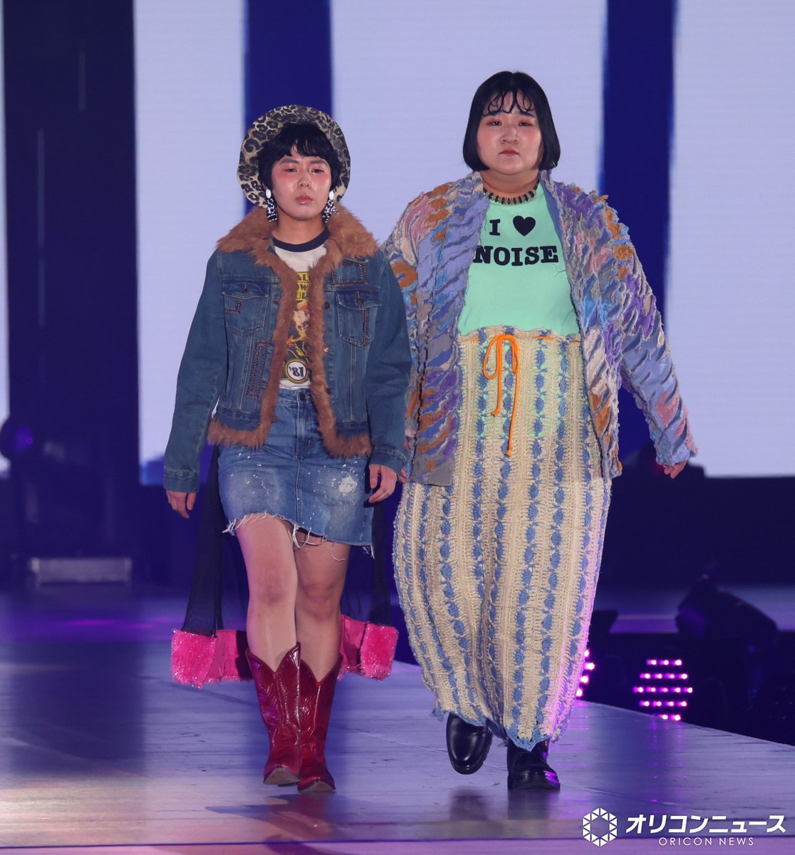 oricon's tweet photo. 【🌷ガルアワ 26 A/W🌷】
ヨネダ2000、初ランウェイで
まさかの“餅つき”‼️おすまし顔Ver.
https://t.co/luLKuQzgcY

＼フォトギャラ随時更新中📸🌟／
https://t.co/YKeh9X6SiV

#ガルアワ2026AW https://t.co/xvyA0lXs7O