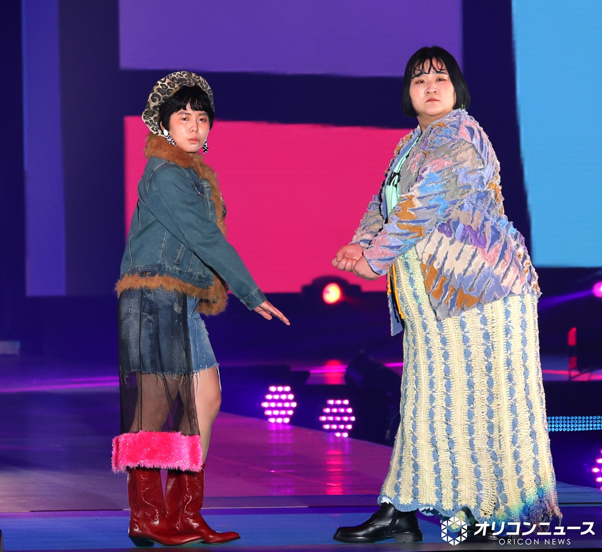 oricon's tweet photo. 【🌷ガルアワ 26 A/W🌷】
ヨネダ2000、初ランウェイで
まさかの“餅つき”‼️おすまし顔Ver.
https://t.co/luLKuQzgcY

＼フォトギャラ随時更新中📸🌟／
https://t.co/YKeh9X6SiV

#ガルアワ2026AW https://t.co/xvyA0lXs7O