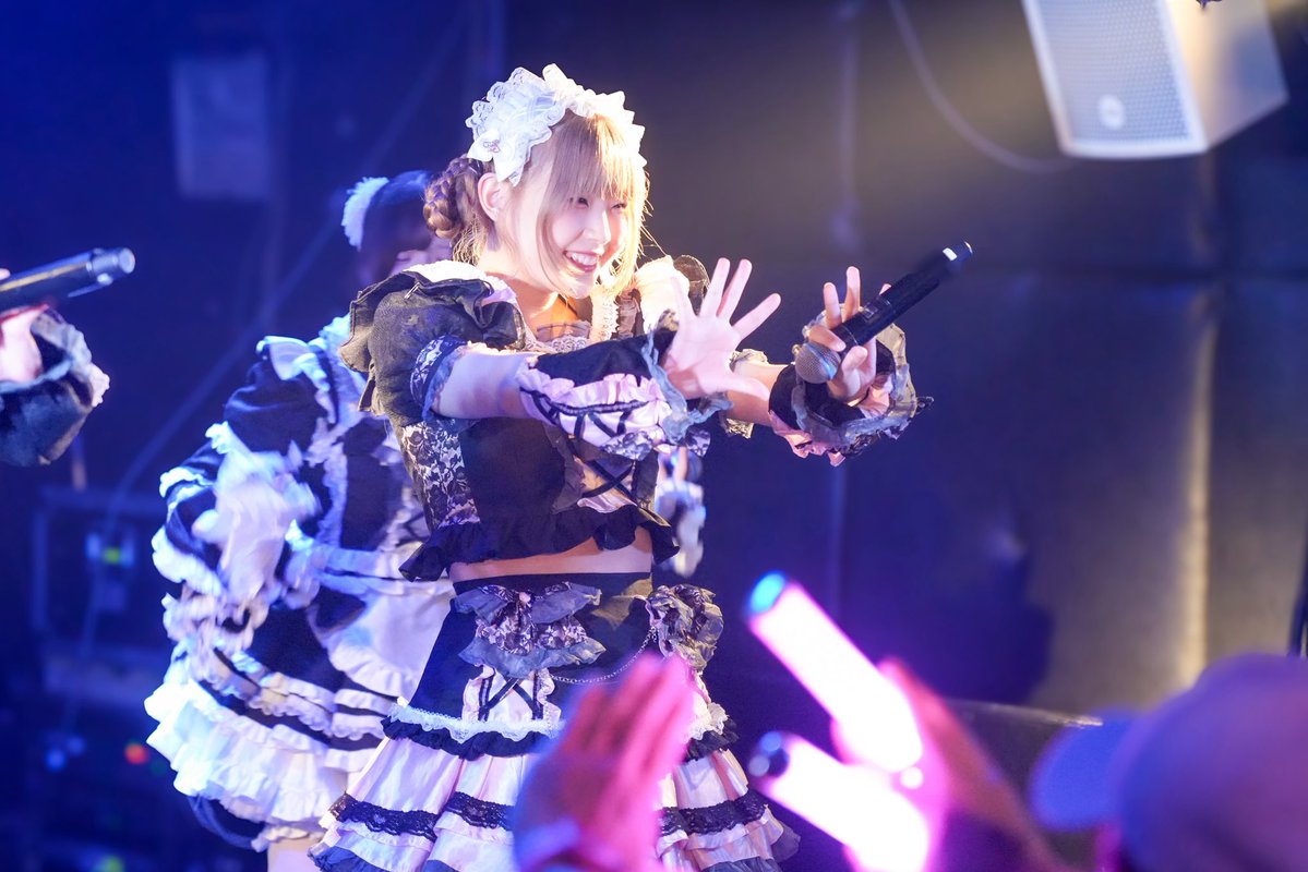 KAMuRO_official's tweet photo. 「 泣かないから 最後の星となれ

   煌めきの夜 手を伸ばして 」

#KAMuRO_Photo https://t.co/wuISkEKsnk