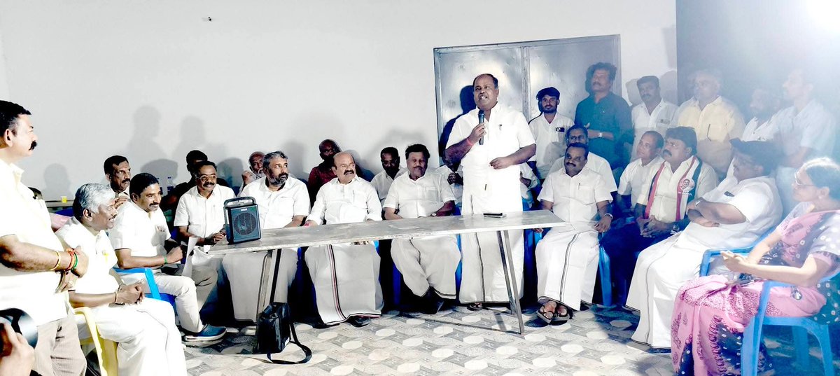 PasupathySentha's tweet photo. ADMKவின் கோட்டையான தாராபுரம் சட்டமன்ற தொகுதிக்கு பிரச்சாரம் செய்ய வருகை தரும் கழக பொதுச்செயலாளர் @EPSTamilNadu அவர்களின் நகழ்ச்சி ஏற்பாடுகள் குறித்து #பொன்னாபுரம் பகுதியில் கழக முக்கிய நிர்வாகளுடன் கரூர் மாவட்ட கழக செயலாளர் @KarurKamalOffl கந்துகொண்டு சிறப்பித்தர். #ADMK_ERD https://t.co/T4frarfyFW