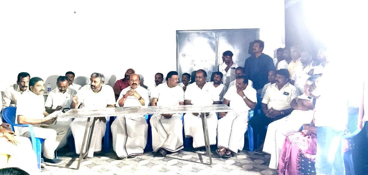 PasupathySentha's tweet photo. ADMKவின் கோட்டையான தாராபுரம் சட்டமன்ற தொகுதிக்கு பிரச்சாரம் செய்ய வருகை தரும் கழக பொதுச்செயலாளர் @EPSTamilNadu அவர்களின் நகழ்ச்சி ஏற்பாடுகள் குறித்து #பொன்னாபுரம் பகுதியில் கழக முக்கிய நிர்வாகளுடன் கரூர் மாவட்ட கழக செயலாளர் @KarurKamalOffl கந்துகொண்டு சிறப்பித்தர். #ADMK_ERD https://t.co/T4frarfyFW